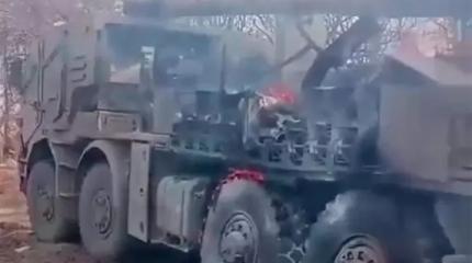 Боевик ВСУ заснял вблизи свою горящую самоходку "Богдана"