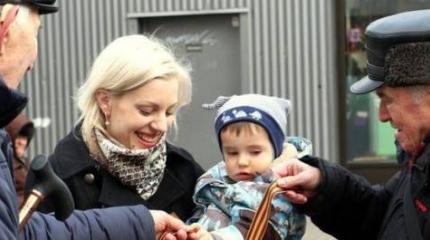 В Эстонии Георгиевскую ленточку впервые начали раздавать сами ветераны