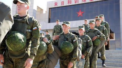 В Китай прибыли около тысячи российских военных В Китай прибыли около тысячи российских военных