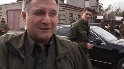 Глава МВД Украины Аваков продемонстрировал собственное оружие Глава МВД Украины Аваков продемонстрировал собственное оружие