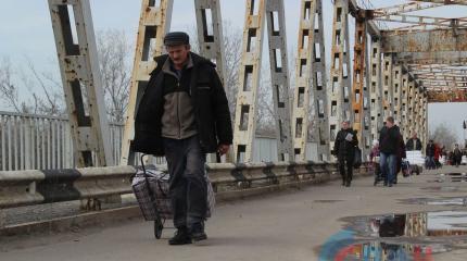 ВСУ открыли огонь по мирным жителям, чтобы разогнать очередь у КПП ВСУ открыли огонь по мирным жителям, чтобы разогнать очередь у КПП