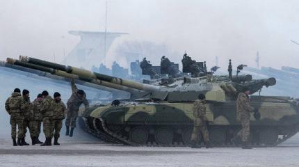 Порошенко передал армии гаубицы, БМП-2 и самолеты Порошенко передал армии гаубицы, БМП-2 и самолеты