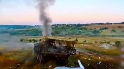 Российский дрон сжег американский M1126 Stryker с "мангалом"
