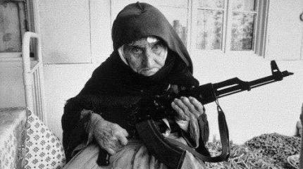 106-ти летняя бабушка защищает свой дом в Карабахе, 1991 г. 106-ти летняя бабушка защищает свой дом в Карабахе, 1991 г.