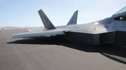 Пилот думал, что летит: названы причины аварии F-22