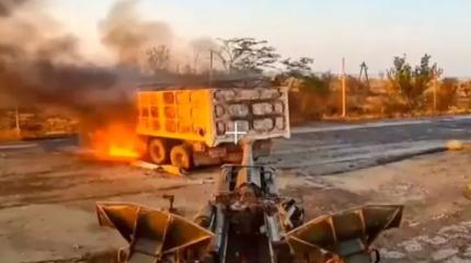 Появилось видео уничтожения американской гаубицы М777 и тягача Появилось видео уничтожения американской гаубицы М777 и тягача