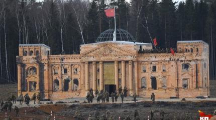 "Капитуляция Берлина": Над Рейхстагом снова красный флаг "Капитуляция Берлина": Над Рейхстагом снова красный флаг