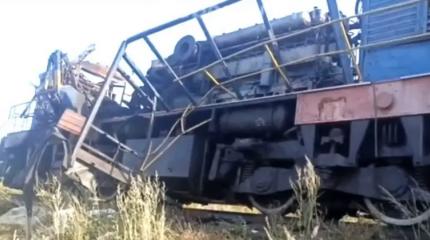 Поезд сошел с рельсов, а тепловозы стали металлоломом после удара "Рубикона Поезд сошел с рельсов, а тепловозы стали металлоломом после удара "Рубикона