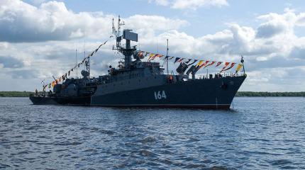 День ВМФ в Архангельске: корабли, оркестр, водолазные костюмы. Фоторепортаж День ВМФ в Архангельске: корабли, оркестр, водолазные костюмы. Фоторепортаж
