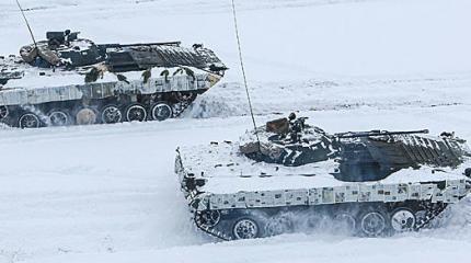 Белорусские военные замаскировали БМП газетами Белорусские военные замаскировали БМП газетами