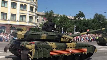 Противотанковый УАЗ и "непробиваемый" Т-64БВ показали в Донецке