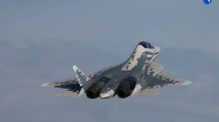 В небо поднялся двухместный истребитель 5-го поколения Су-57Д