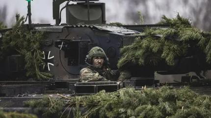 Берлин очень хочет снова увидеть над рейхстагом Красное знамя Победы