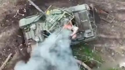 Российские операторы дронов "зажигалками" разбомбили чешский танк Т-72ЕА Российские операторы дронов "зажигалками" разбомбили чешский танк Т-72ЕА