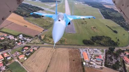 Украинский Су-27 эффектно позирует перед фотокамерами