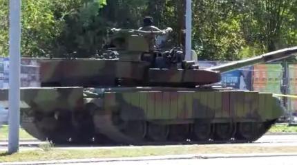 В Белграде вместе с "Белыми орлами" показали М-84 с активной защитой В Белграде вместе с "Белыми орлами" показали М-84 с активной защитой