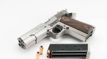 Двуствольный пистолет Colt M1911 в действии Двуствольный пистолет Colt M1911 в действии