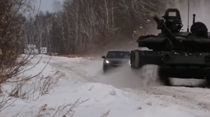 Т-80 против автомобиля: погоню кроссовера за танком сняли на видео