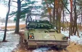 БМП Bradley с дырой вместо пушки подбили дроном на оптоволокне БМП Bradley с дырой вместо пушки подбили дроном на оптоволокне