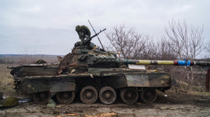 Появилось видео сдачи в плен экипажа танка ВСУ с заваренными люками