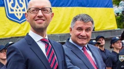 Аваков наградил Яценюка пулеметом Максим Аваков наградил Яценюка пулеметом Максим