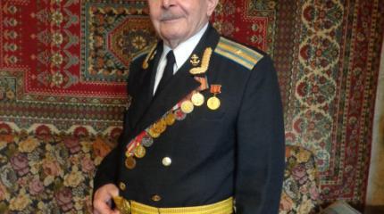 23 февраля: в Киеве школьники поздравляют ветеранов Вооруженных Сил СССР
