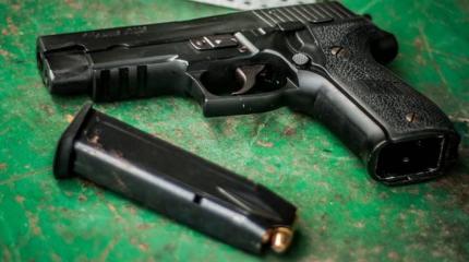 Грабитель с муляжом пистолета нарвался на хозяина магазина с настоящим оружием Грабитель с муляжом пистолета нарвался на хозяина магазина с настоящим оружием