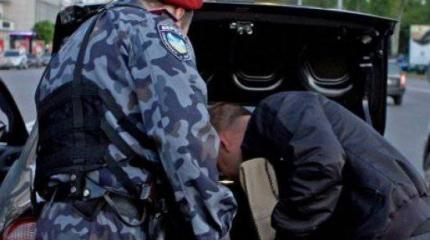 Милиция Киева получила право досматривать людей на улице Милиция Киева получила право досматривать людей на улице