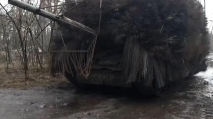 Бойцы-ремонтники для танков Т-80БВ создали защитный навес "Еж"