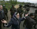 Местные жители заблокировали около 15 армейских БТР под Славянском Местные жители заблокировали около 15 армейских БТР под Славянском