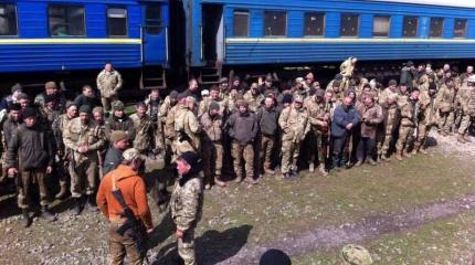 Из зоны АТО выводят безоружных ВСУшников Из зоны АТО выводят безоружных ВСУшников