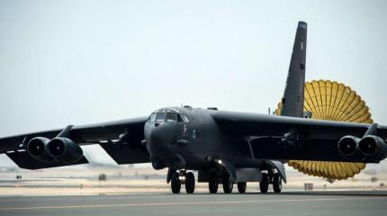 Бомбардировщик В-52 ВВС США в небе «трещит по швам» Бомбардировщик В-52 ВВС США в небе «трещит по швам»