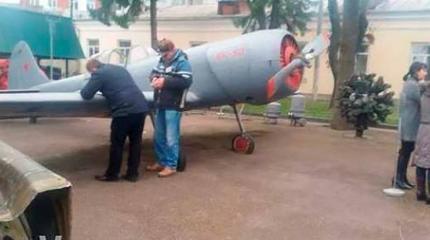 В Ровно пьяный боец ВСУ залез в музейный самолет и угрожал всех расстрелять