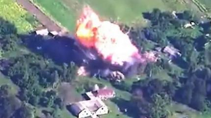 На видео показали, как взрыв авиабомбы превратил в развалины склад ВСУ На видео показали, как взрыв авиабомбы превратил в развалины склад ВСУ