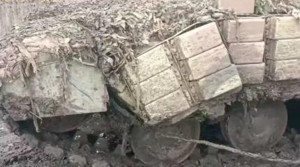 Украинский Т-64БВ ВСУ запутался в проводах ЛЭП и лишился хода Украинский Т-64БВ ВСУ запутался в проводах ЛЭП и лишился хода