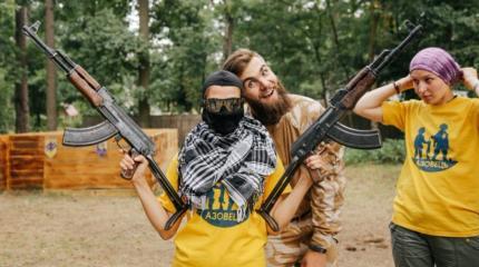 Инструкторы «Азова» поднимают дух юных пением «Смерть русским» Инструкторы «Азова» поднимают дух юных пением «Смерть русским»