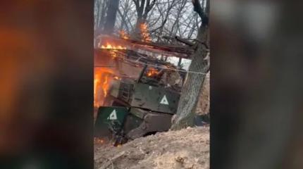Горящую американскую 155-мм самоходку M109A6 Paladin показали вблизи Горящую американскую 155-мм самоходку M109A6 Paladin показали вблизи