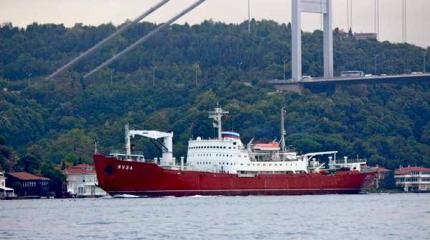 Корабль ВМФ РФ "Яуза" прошел через Босфор с поднятым турецким флагом Корабль ВМФ РФ "Яуза" прошел через Босфор с поднятым турецким флагом