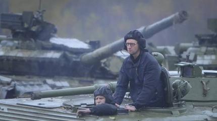 «Брутальный кролик»: соцсети взорвал Яценюк на танке «Брутальный кролик»: соцсети взорвал Яценюк на танке