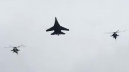 Истребители Су-27 и вертолеты Ми-28 впервые прошли вместе Истребители Су-27 и вертолеты Ми-28 впервые прошли вместе