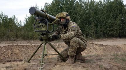 Новые украинские противотанковые ракеты уверенно поразили цель с 5 км. Новые украинские противотанковые ракеты уверенно поразили цель с 5 км.