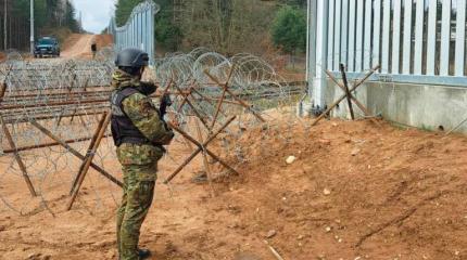 Безумие прогрессирует: Латвия роет окопы и складирует боеприпасы