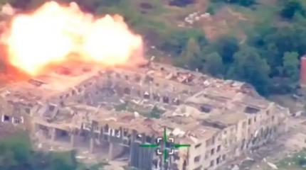 Появилось видео массового налета "Гераней" на пункт дислокации ВСУ Появилось видео массового налета "Гераней" на пункт дислокации ВСУ