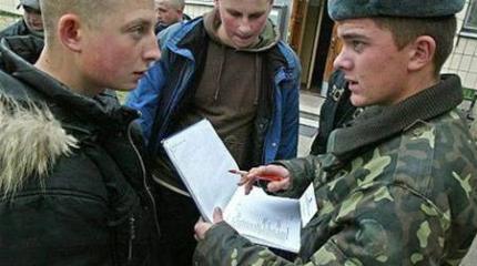 Украинцы призывного возраста массово уклоняются от службы в армии
