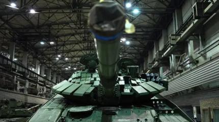 Раскаленный ствол 125-мм пушки танка Т-72Б3 показали через тепловизор