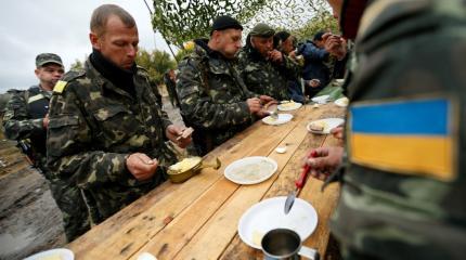 Бойцов ВСУ кормят отбросами: новый скандал в украинской армии Бойцов ВСУ кормят отбросами: новый скандал в украинской армии