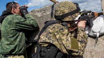 Ополченцы водрузили флаг ДНР над терминалом Мариновка Ополченцы водрузили флаг ДНР над терминалом Мариновка