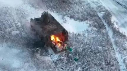 Российский дрон накрыл американскую бронемашину мини-бомбами