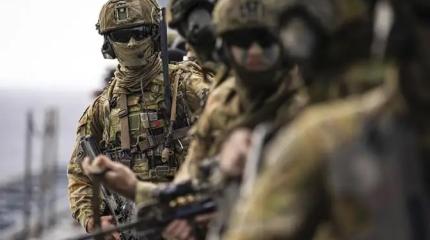 Морпехи США получают письма от командиров перед атакой на иранские острова