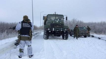 Полиция ДНР проводит осмотр украинских силовиков на пути в Донецкий аэропорт Полиция ДНР проводит осмотр украинских силовиков на пути в Донецкий аэропорт